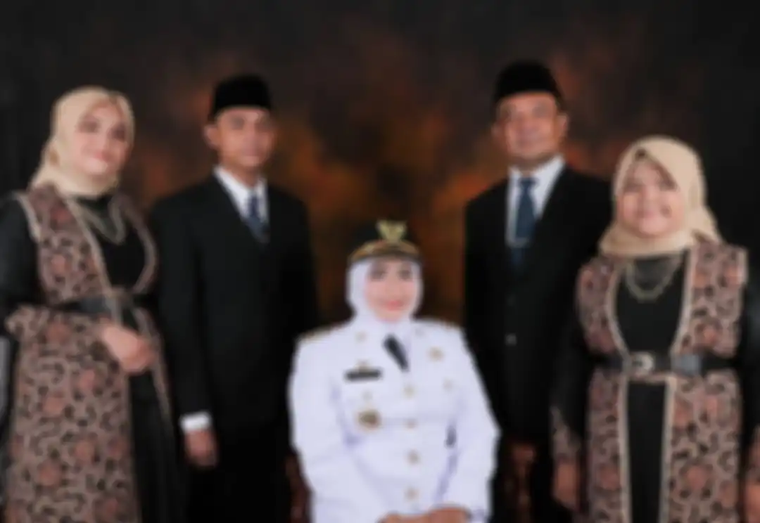 Wali Kota Tanjungpinang, Rahma buka suara soal foto yang menunjukkan dirinya duduk berduaan dengan seorang pria muda di atas kasur. 