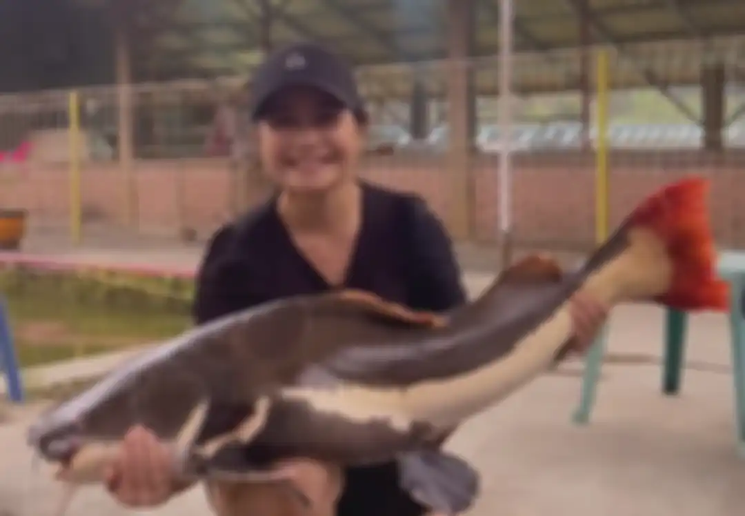 Prilly Latuconsina memancing