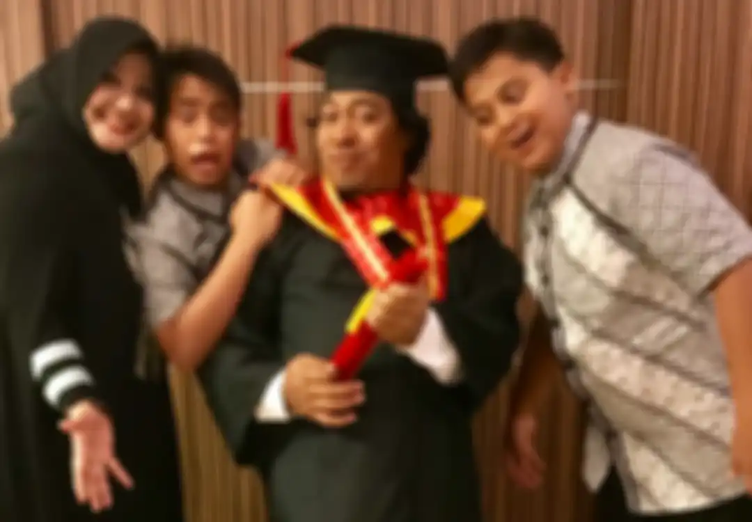 Komeng dan keluarga saat wisuda