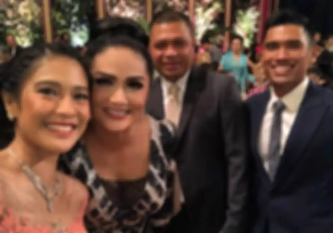 Raul Lemos mengunggah foto Aurel yang merayakan hamil 3 bulan bersama Atta Halilintar. Doa Raul Lemos jadi sorotan.