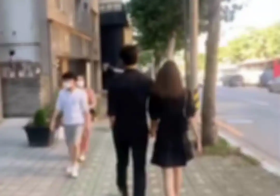 Diduga Taecyeon dan kekasihnya sedang kencan