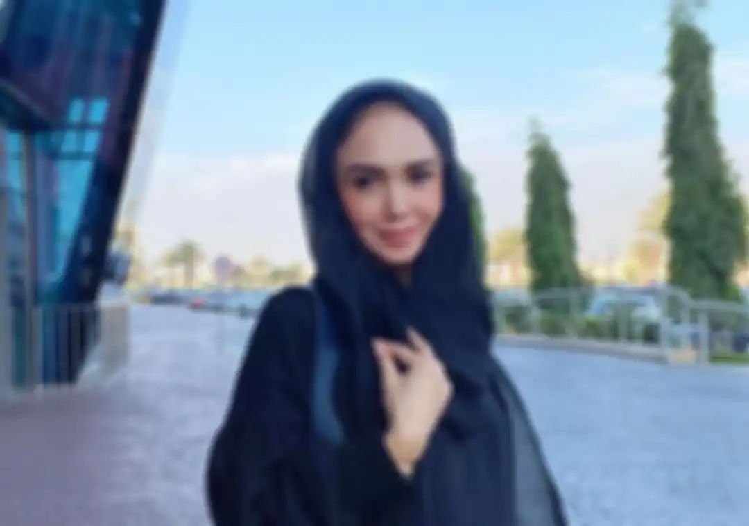 Penampilan Yuni Shara saat umrah