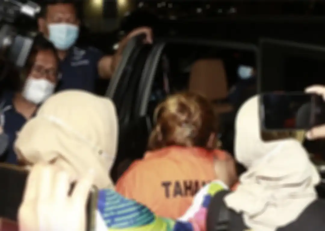Foto anak Nia Daniaty yang keluar dari ruang pemeriksaan di Polda Metro Jaya dengan baju tahanan berwarna oranye tersebar luas di media.