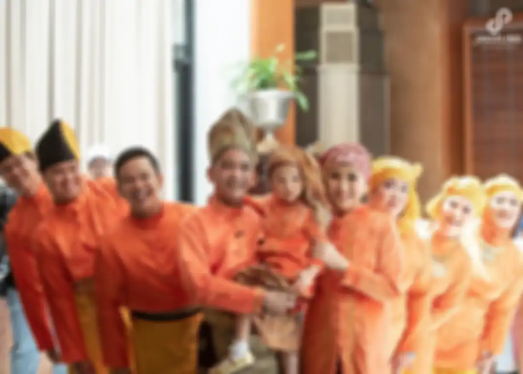 Keluarga Ruben Onsu kompak mengenakan pakaian adat Jambi dengan warna oranye