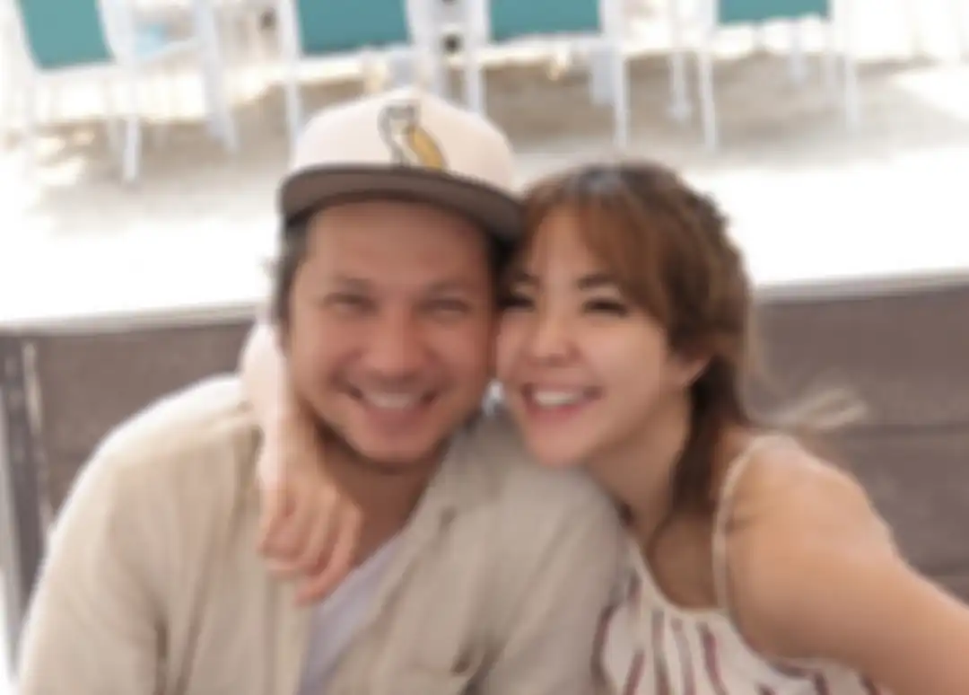 Dalam foto itu seolah Gisel tak ingin kehilangan papa Gempi. Tentu saja, foto Gisel menuai komentar netizen. 