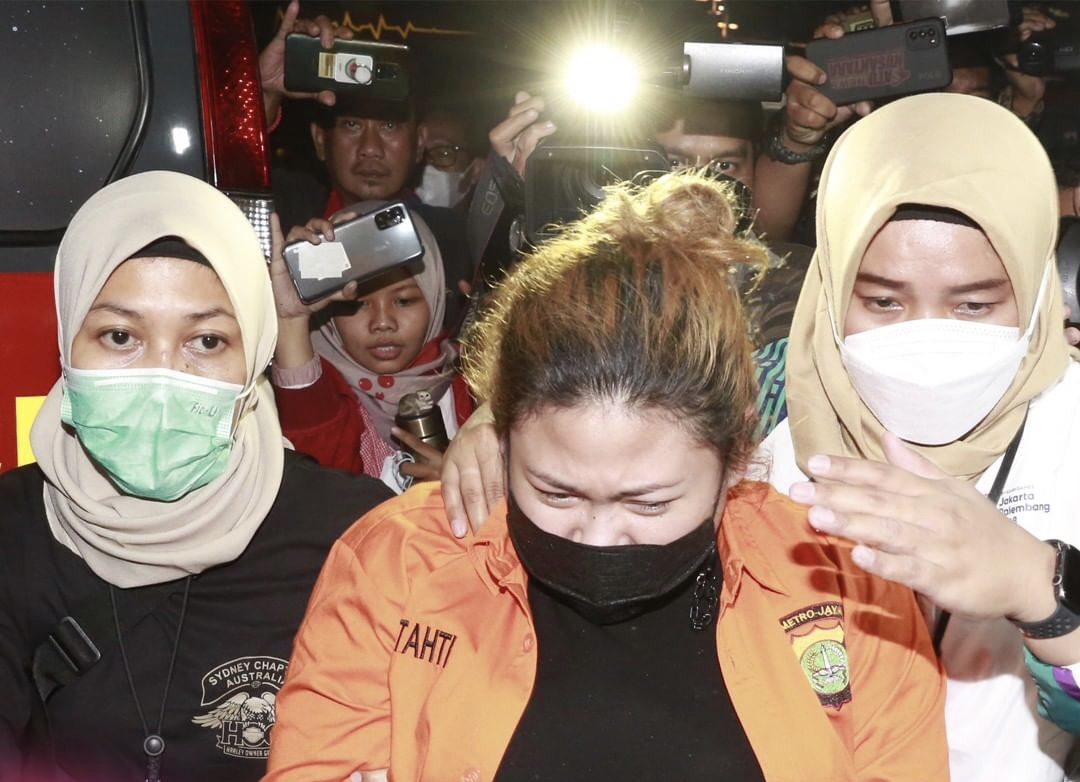 Foto anak Nia Daniaty yang keluar dari ruang pemeriksaan di Polda Metro Jaya dengan baju tahanan berwarna oranye tersebar luas di media.
