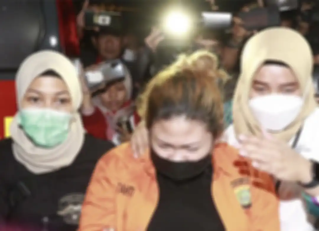 Foto anak Nia Daniaty yang keluar dari ruang pemeriksaan di Polda Metro Jaya dengan baju tahanan berwarna oranye tersebar luas di media.