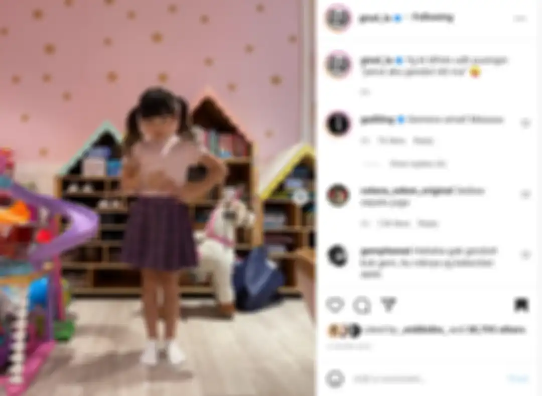 Gisel pamer foto liburan di Ternate. Dia mengambil foto ikonik di uang seribu rupiah. Namun, Gisel selalu dibuat gembira sosok ini.