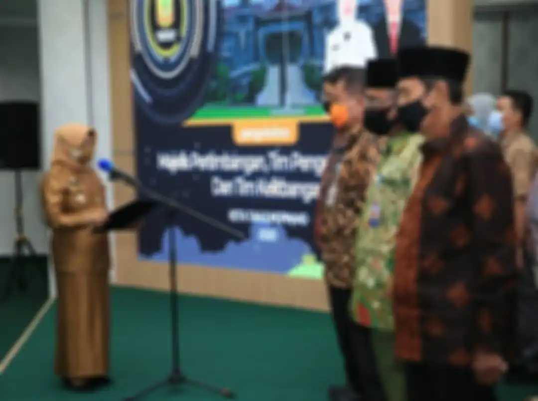 Wali Kota Tanjungpinang, Rahma saat memimpin sebuah acara. Sang pejabat pilih bungkam usai foto dirinya berduaan dengan seorang pria di kamar hotel viral.