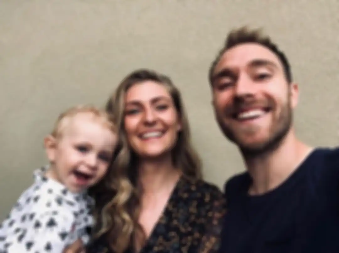 Foto keluarga Christian Eriksen. Sang istri yang menonton di bangku penonton sontak histeris melihat kondisi suaminya. 