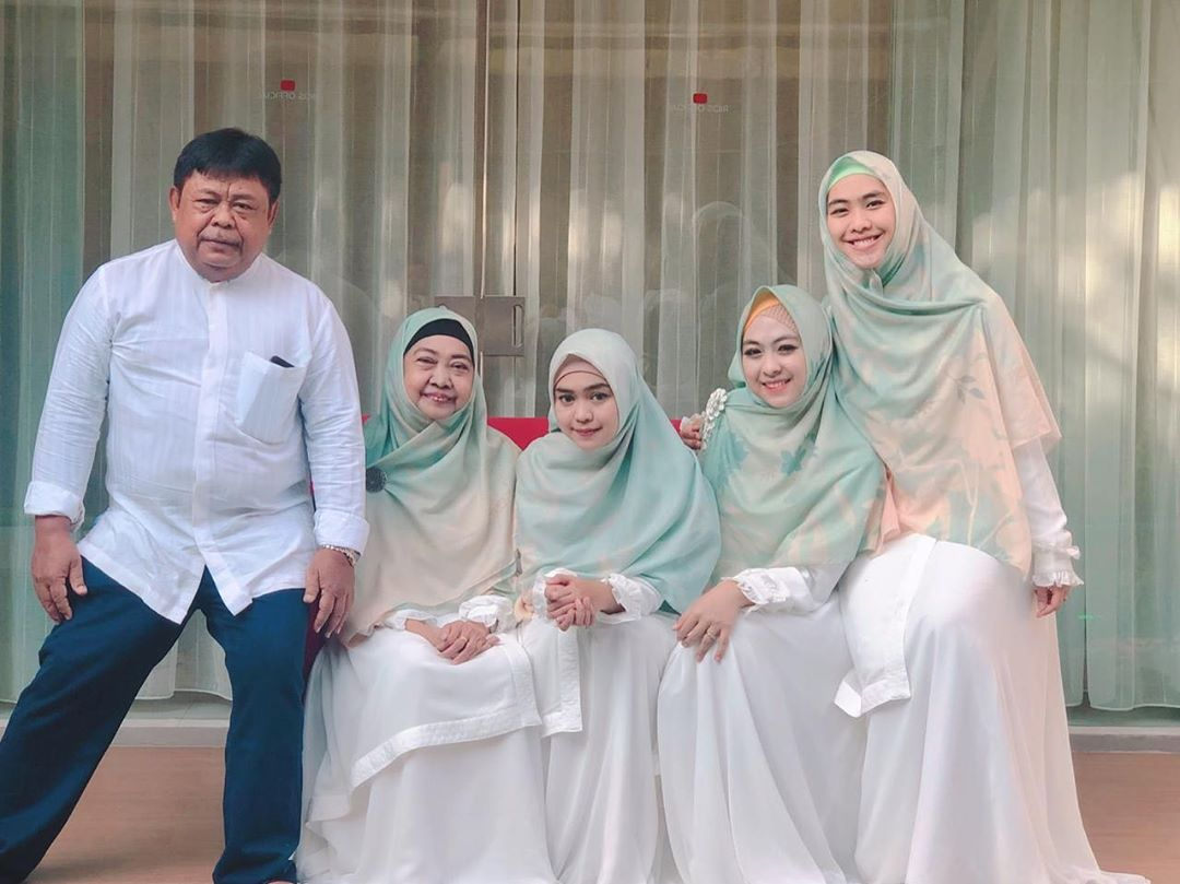 Ria Ricis & keluarga
