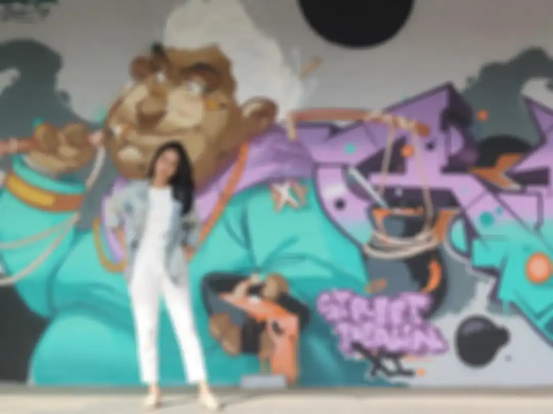 Fashion dengan outfit biru Shabrina Ayu