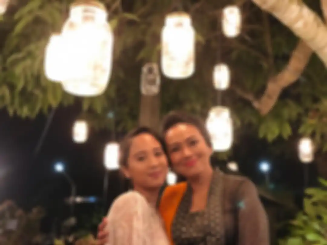 Widya dengan kebaya modern