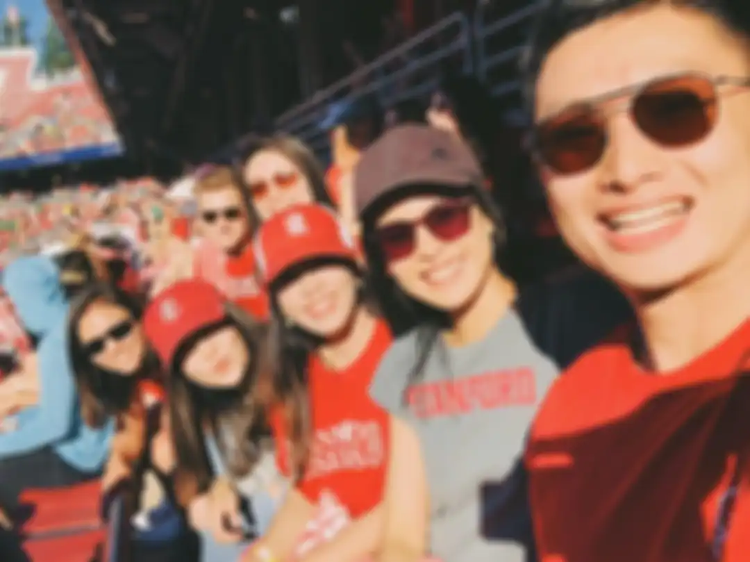 Foto pertama Maudy Ayunda menonton sepak bola Amerika (American Football) bersama  teman-teman kampusnya.