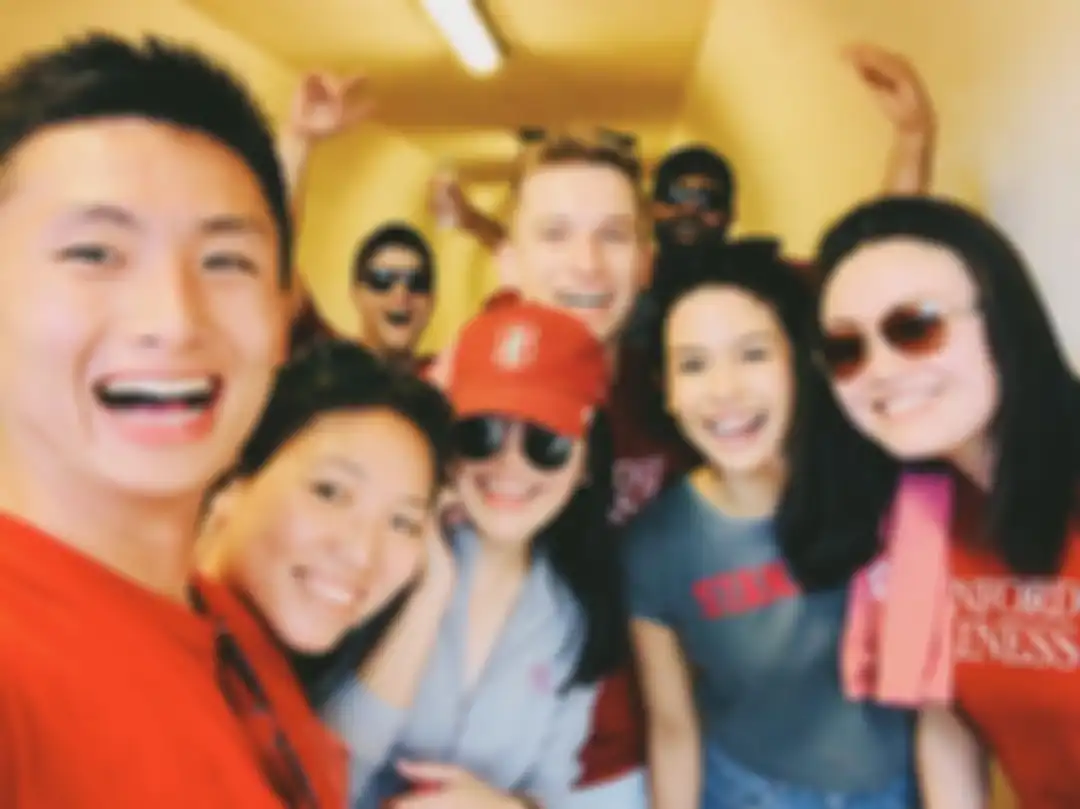 Foto pertama Maudy Ayunda menonton sepak bola Amerika (American Football) bersama  teman-teman kampusnya.