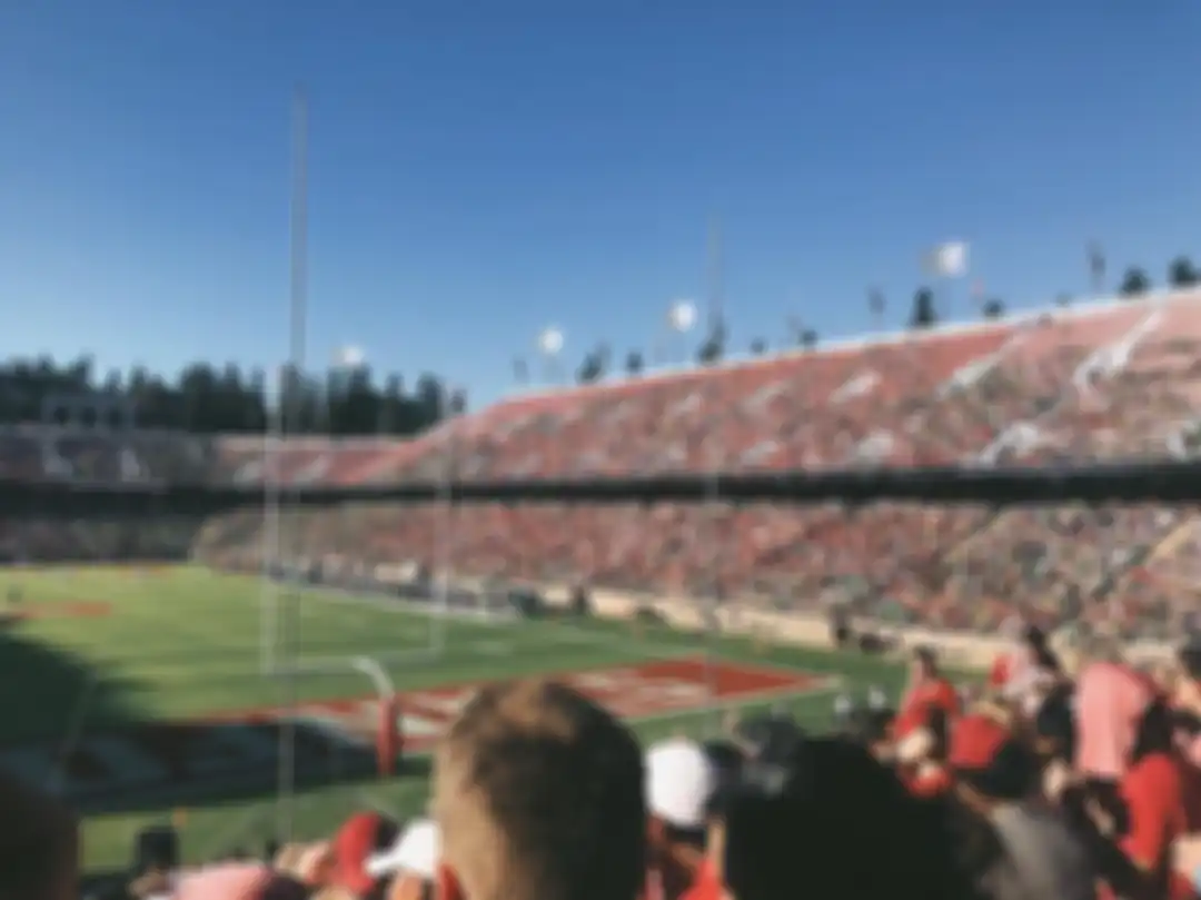 Foto pertama Maudy Ayunda menonton sepak bola Amerika (American Football) bersama  teman-teman kampusnya.