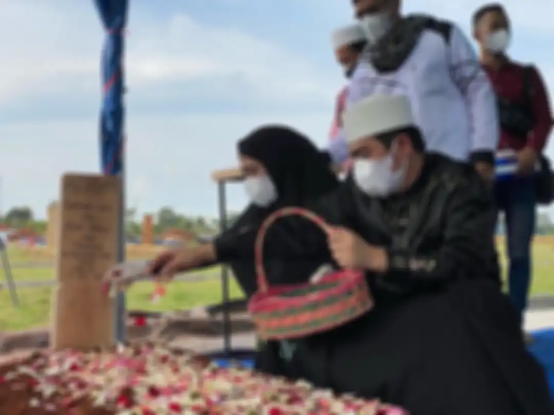 Foto Ustaz Solmed menangis tersedu di pelukan sang istri banjir doa dari netizen
