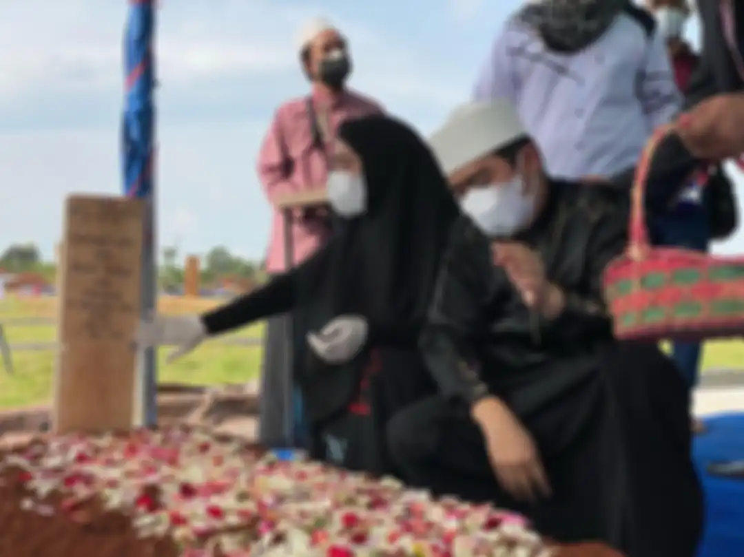 Foto Ustaz Solmed menangis tersedu di pelukan sang istri banjir doa dari netizen