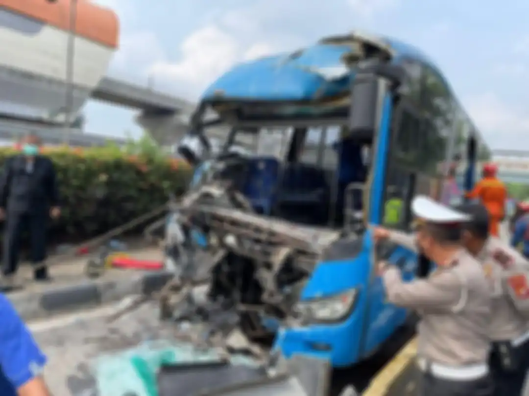 Foto sopir bus TransJakarta yang meninggal karena terjepit stang kemudi tersebar luas di media sosial. Terungkap fakta mengejutkan di baliknya.