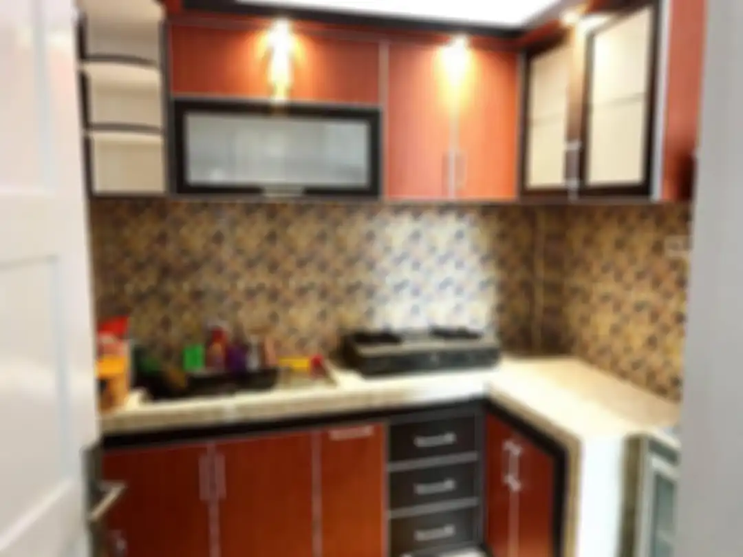 Lemari dapur dipilih dengan kriteria ini agar area memasak menjadi lebih lega. Intip yuk10 foto referensinya. 