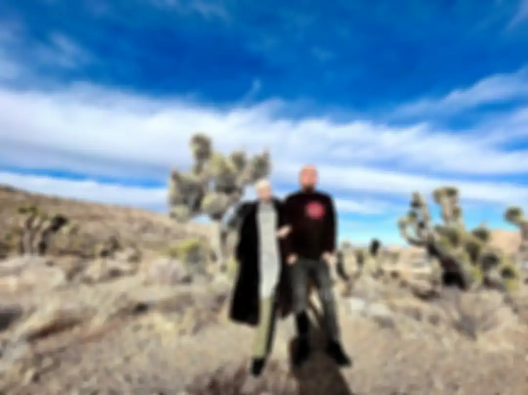 Mulan Jameela dan Ahmad Dhani saat berfoto di The Joshua Tree, Nevada.