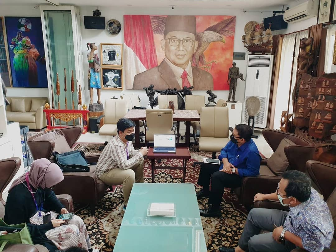 Fadli Zon saat bersama Duta Besar Palestina. Fadli Zon positif Covid-19 usai menerima 2 kali suntikan vaksin Corona pada Maret Lalu. 