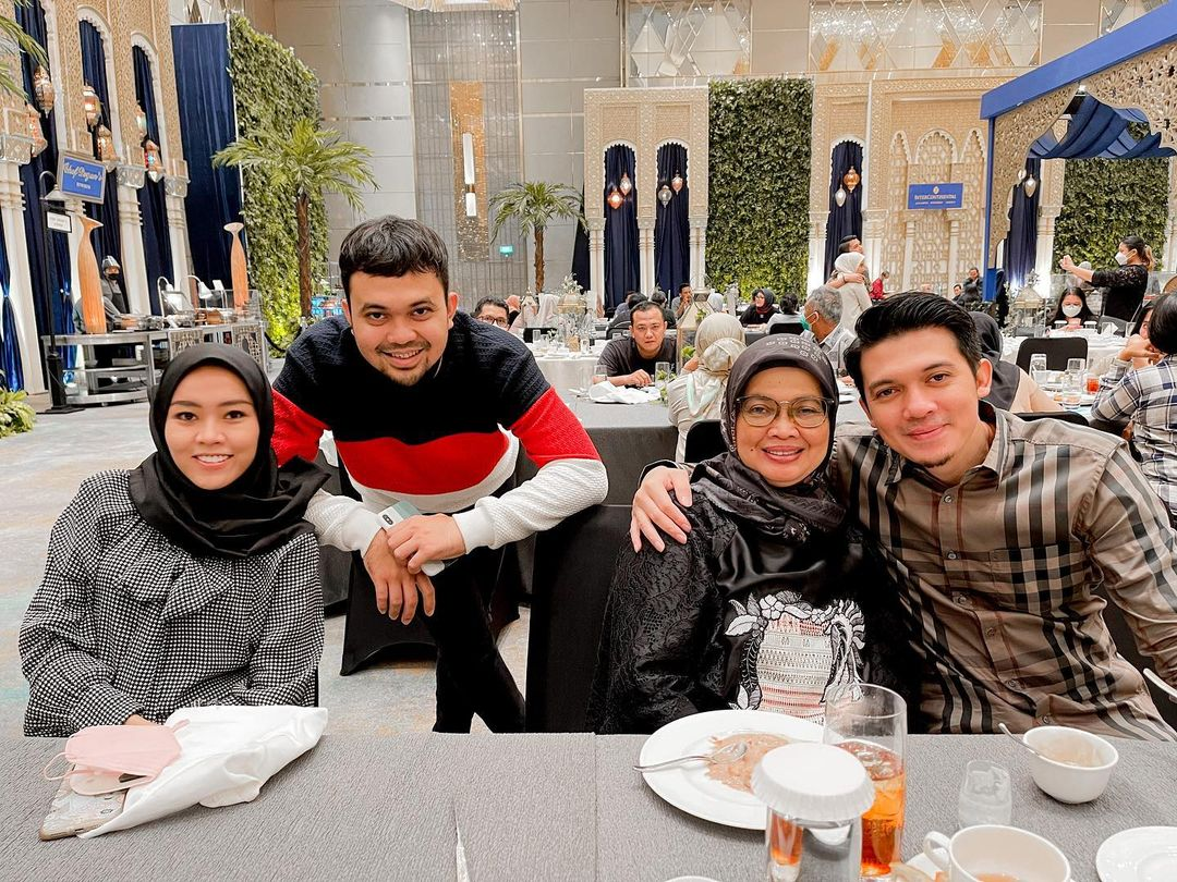 Irwansyah bangga foto bersama sang ibunda. Kondisi ibunda Irwansyah makin drop usai ditinggal pergi kekasih hati.