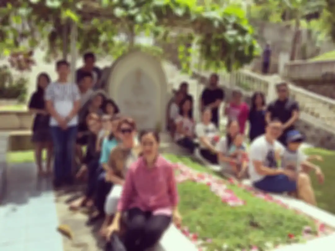 Keluarga Wayan Mirna Salihin saat berkunjung ke makam.