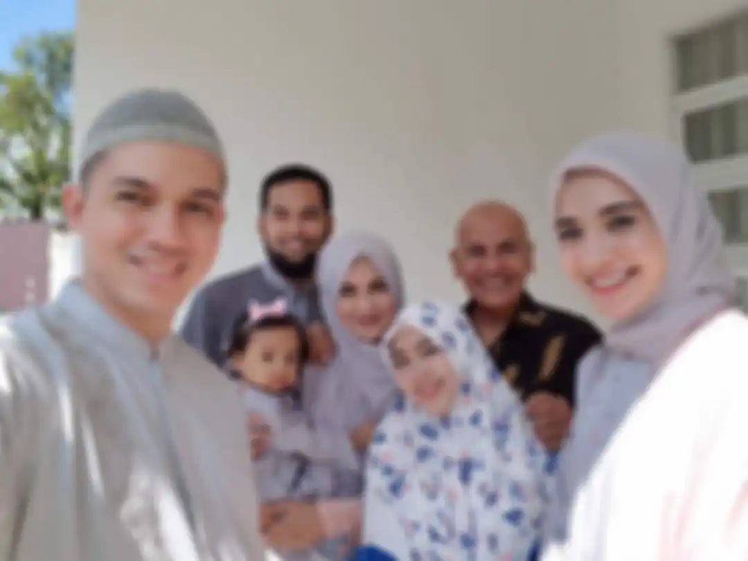 Santi dan keluarga Mark Sungkar
