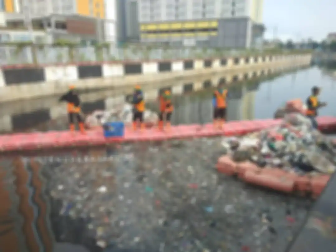 Kali Sentiong yang lebih dikenal dengan Kali Item karena airnya berwarna hitam mirip comberan