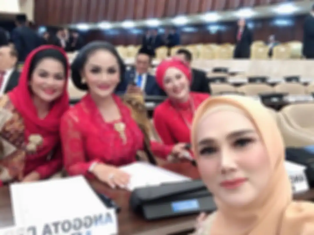 Mulan Jameela berbagi keakraban dengan rekan anggota parlemen