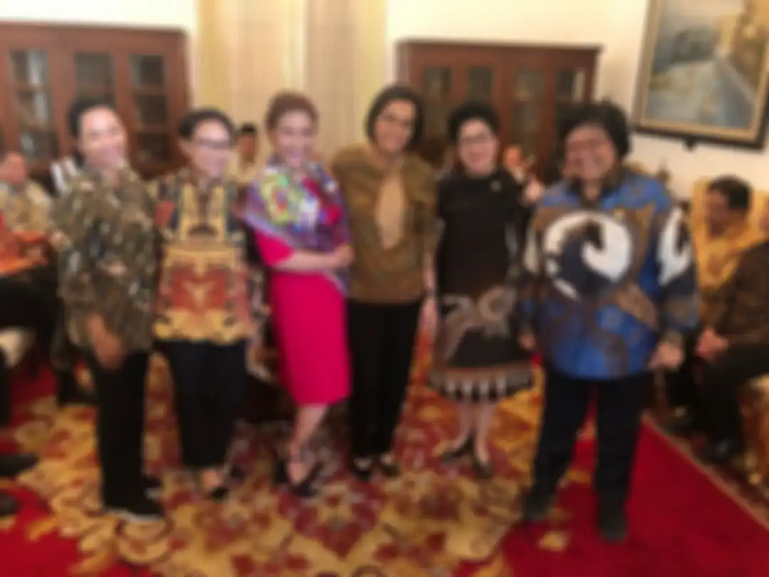 Penampilan Susi Pudjiastuti Menteri Kelautan dan Perikanan RI yang dinilai salah kostum saat hadiri acara silaturahim dan perpisahan Kabinet Kerja Jokowi-Jk