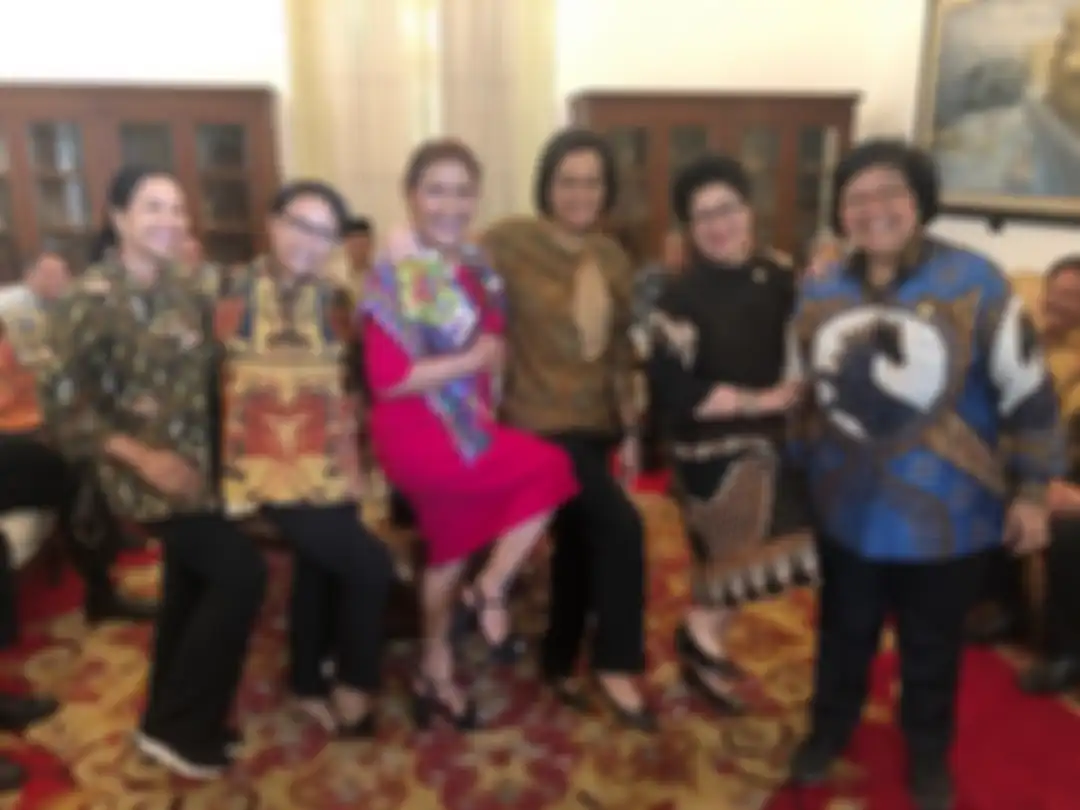 Penampilan Susi Pudjiastuti Menteri Kelautan dan Perikanan RI yang dinilai salah kostum saat hadiri acara silaturahim dan perpisahan Kabinet Kerja Jokowi-Jk