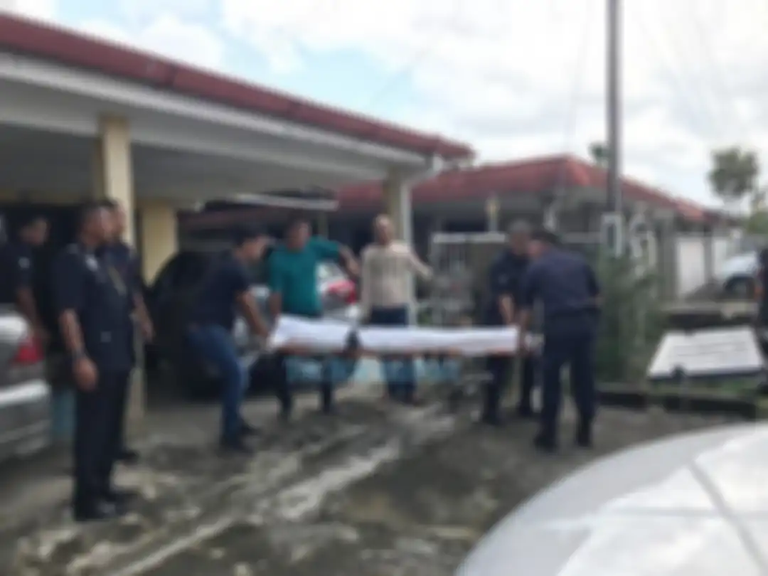 Jenazah Ayrton dibawa ke rumah sakit.