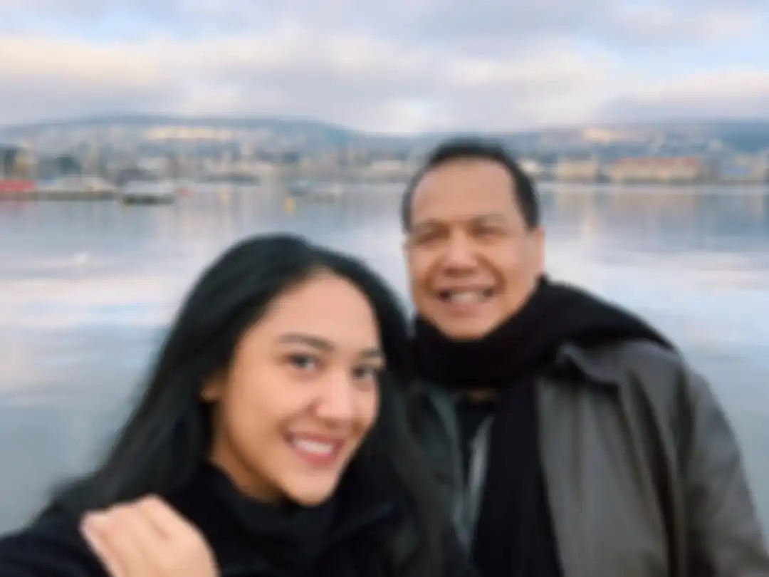 Putri Tanjung bersama ayahnya yang seorang konglomerat, Chairul Tanjung
