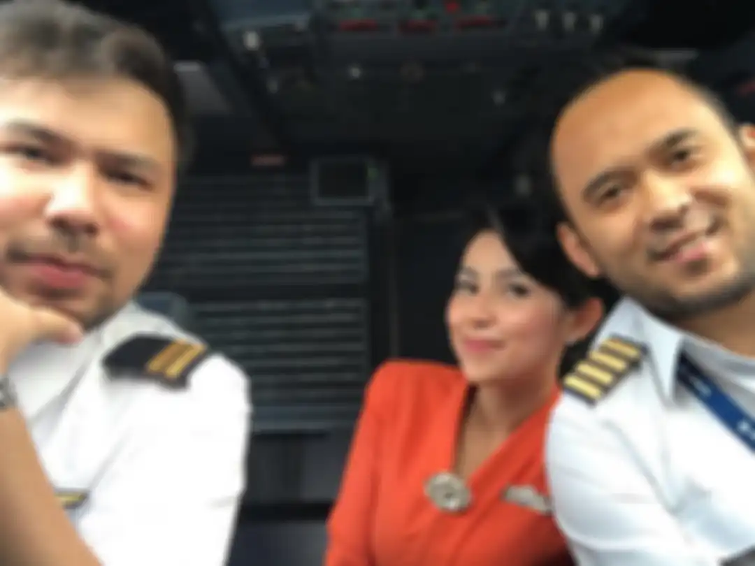 Henny Dwisetya saat masih menjadi pramugari