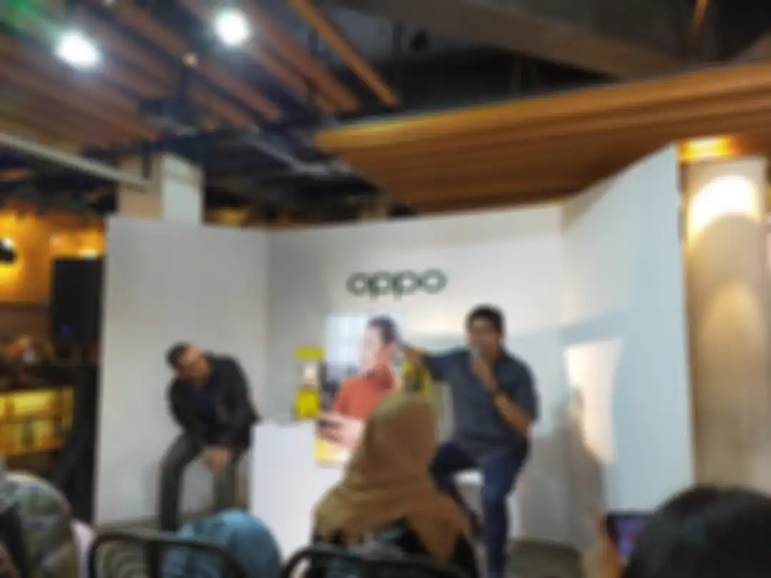 Ketika Aryo menunjukan hasil foto Oppo Reno 3 yang dicetak kepada media.