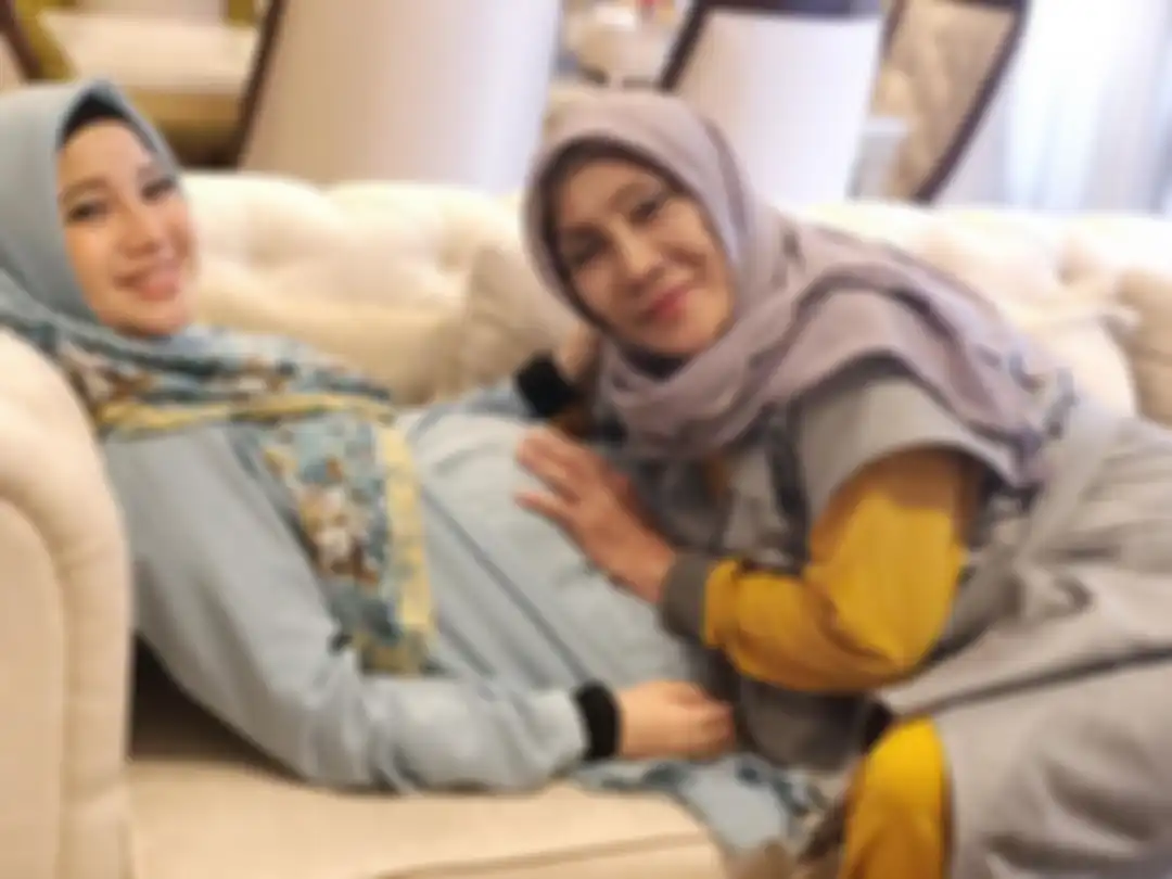Chacha Frederica saat pamerkan kehamilannya bersama sang bunda