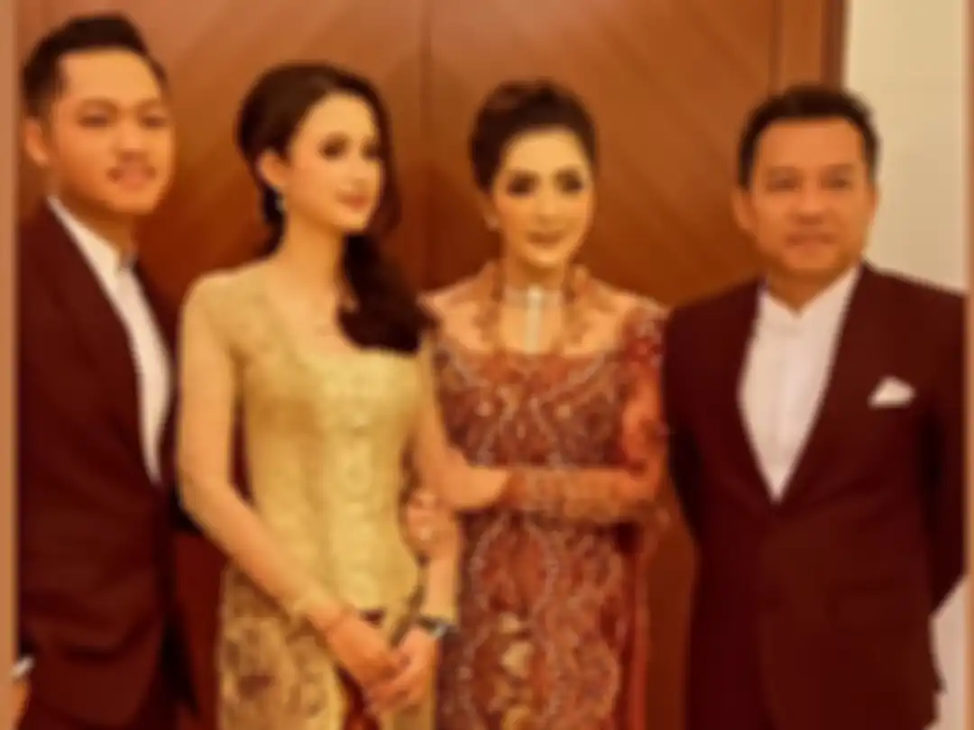 Potret Sarah Menzel bersama Azriel, Ashanty dan Anang hasil dari tangkapan layar instastory instagram Ashanty