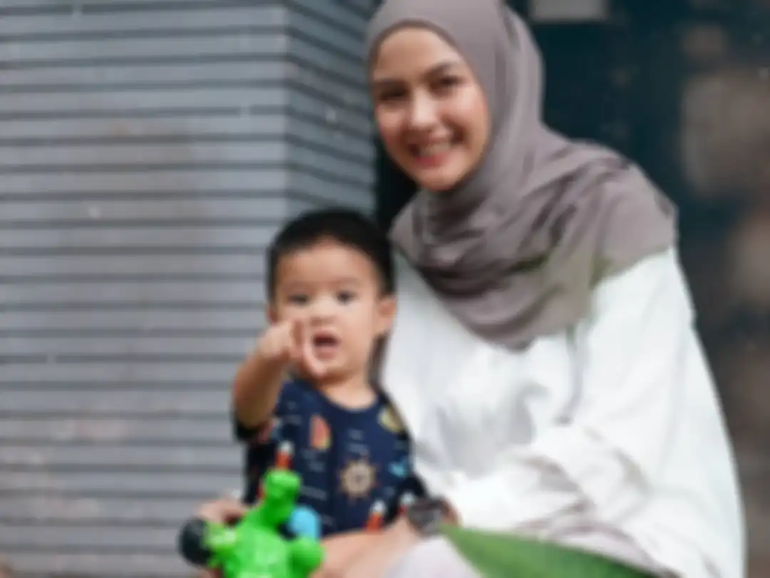 Potret Revalina S Temat bersama putra keduanya Rajendra