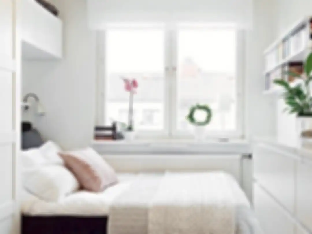 Desain kamar tidur dengan furnitur kompak cocok untuk rumah minimalis. 