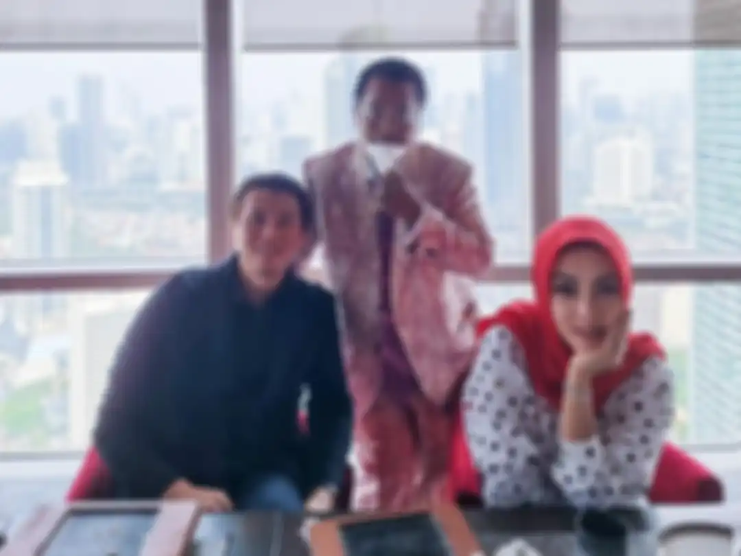 Potret Hotman Paris bersama Syahrini dan Reino Barack