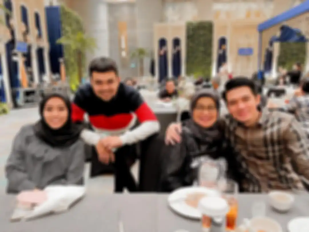 Irwansyah bangga foto bersama sang ibunda. Kondisi ibunda Irwansyah makin drop usai ditinggal pergi kekasih hati.