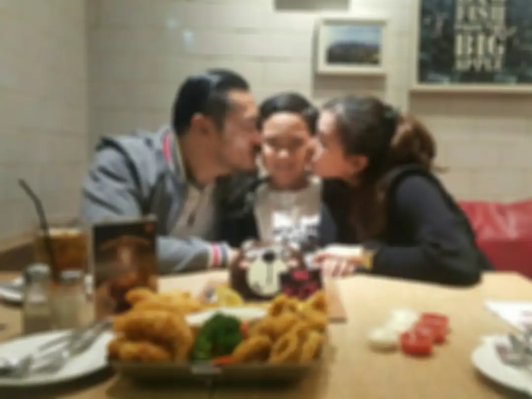 Alino Octavian, bintang sinetron Suara Hati Istri (kiri) meninggal dunia. Ini foto kenangan Alino Octavian bareng keluarga.