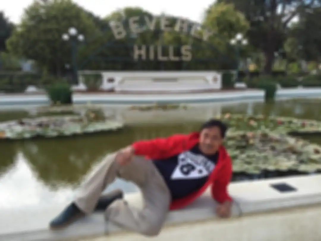 Doyok bikin heboh dengan foto hidup mewah di Amerika. Pelawak senior ini menolak bawa anak sulungnya ke rumah sakit.