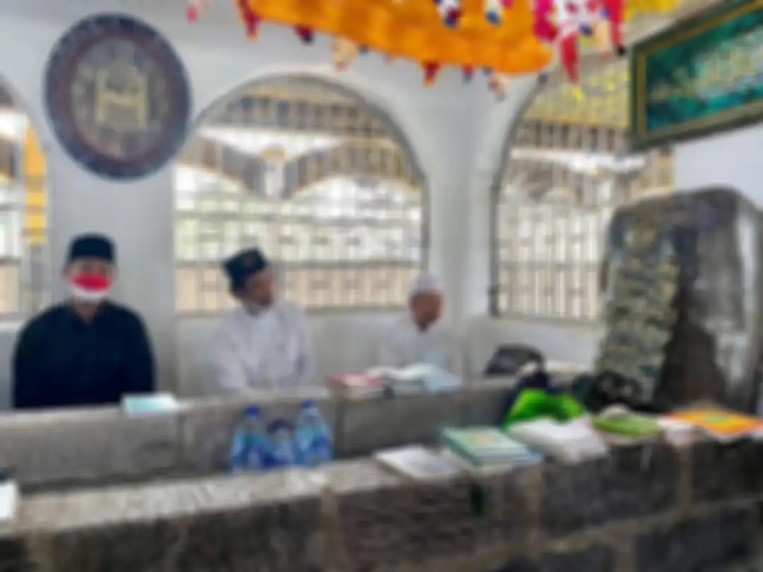 Ustaz Abdul Somad bersimpuh di sisi makam hingga membuat netizen ikut memanjatkan doa.