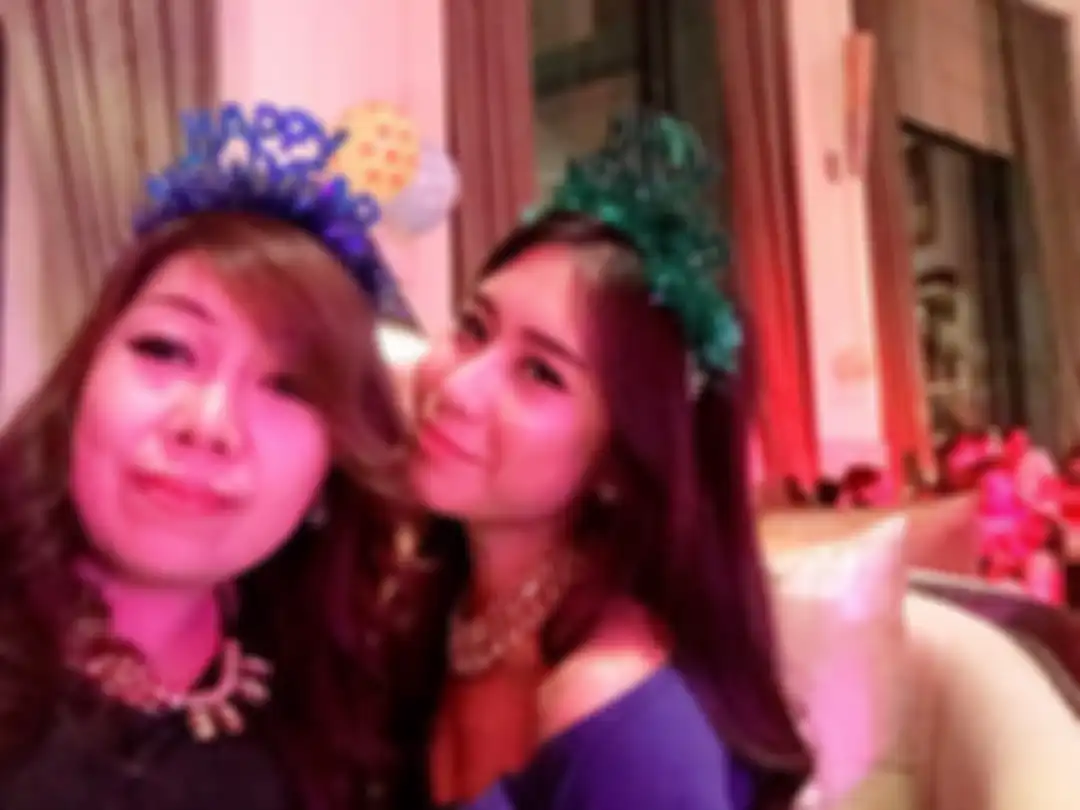 Ayu Thalia memamerkan foto bersama sang ibunda saat merayakan tahun baru. Dia juga memajang foto bersama ibunda merayakan hari besar agamanya. 