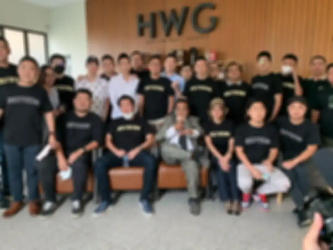 Hotman Paris pamer foto bareng pemilik Holywings usai menjadi pemegang saham restoran dan bar itu.