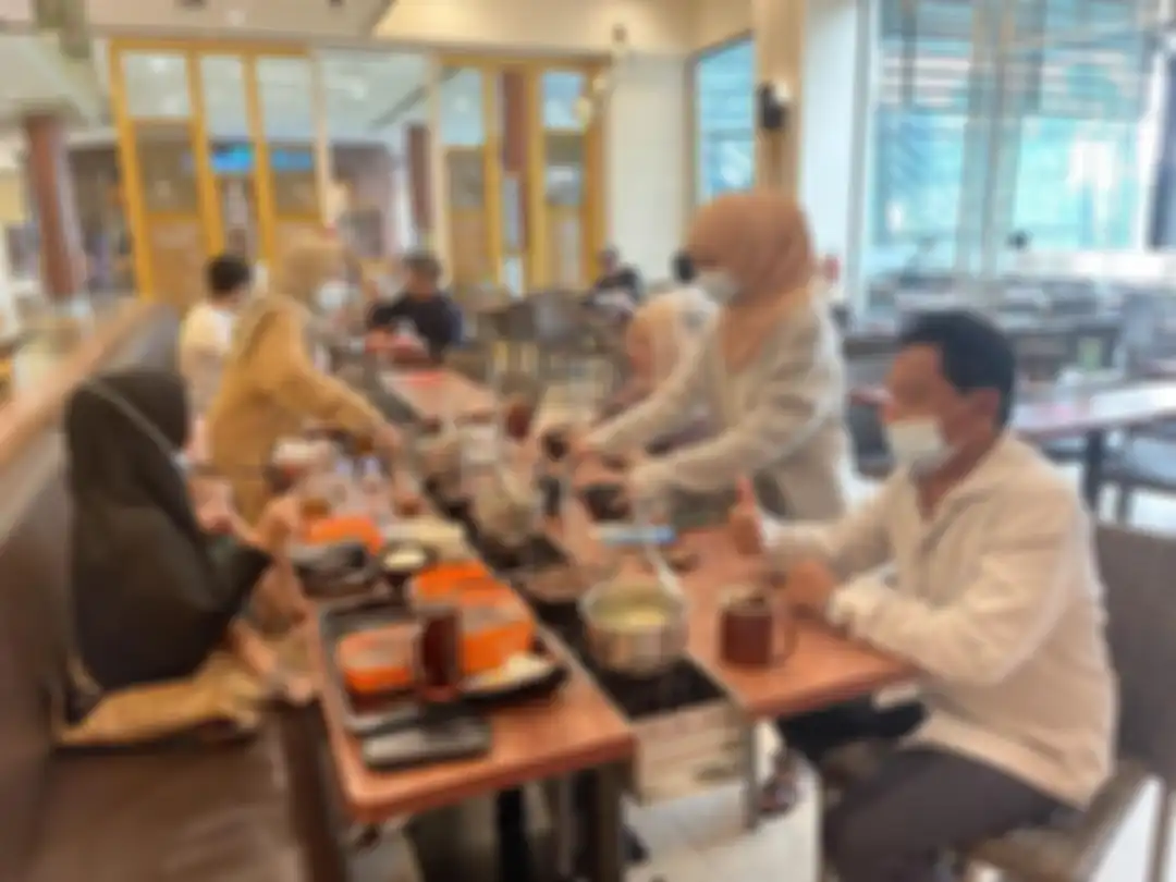 Usai pamer foto bareng Raffi Ahmad, ayah Rizky Billar dibilang bikin bengek. ada banyak netizen yang mengaku terhibur dengan aksi Daniel Eddy. 