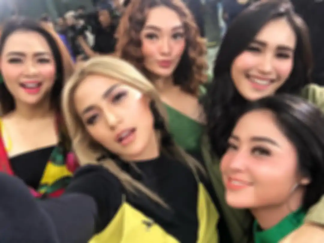 HubunganJessica Iskandar dan Ayu Ting Ting sempat memanas. Rupanya, ini deretan kelakuan Jedar yang bikin ibunda Bilqis sakit hati.